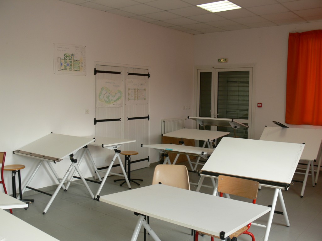 Salle de classe, table à dessin