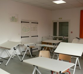 Salle de classe, table à dessin